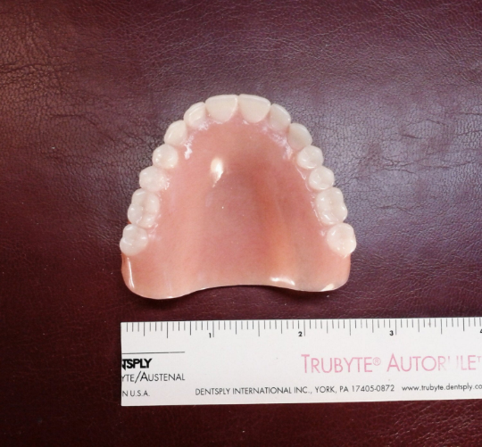 Upper acrylic denture, medium, false teeth
