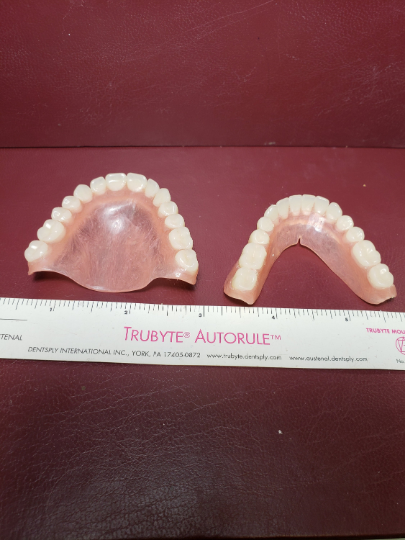 Ultra-thin set of dentures, false teeth