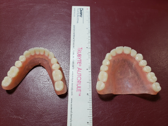 Ultra-thin set of dentures, false teeth