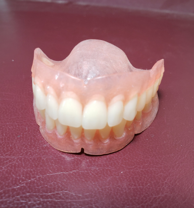 Ultra-thin set of dentures, false teeth