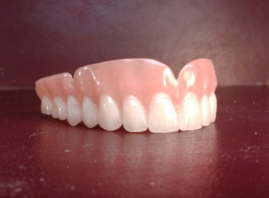 Upper acrylic denture, medium, false teeth